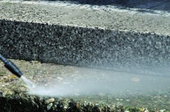 Nejlepší je očištění betonového podkladu tlakovou vodou (s tlakem min. 100 bar). Tlakové vodě neodolá ani zvětralý beton ani biologické znečištění.