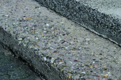 Pokud nepoužijeme tlakovou vodu na čištění, je nutné betonový povrch opakovaně navlhčit (hadicí nebo konví). Povrch musí být před nanesením malty matně vlhký (nelesklý). To znamená, že voda je zcela nasáklá do pórů betonu. Na povrchu NESMÍ být (stát) vrst