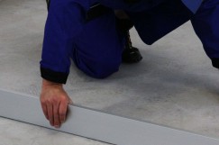 Potom zkontrolujeme rovinnost podlahy. Zjistíme, zda je potřeba vyrovnat samonivelační stěrkou.